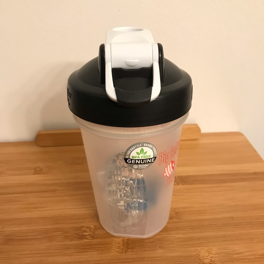 Blender bottle with wire whisk